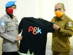 Molen Berikan Baju Kaos PGK Kepada Warga Sudan