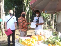 Ketua DPRD Serahkan Bantuan Ke Pedagang Kecil