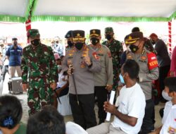 Kapolri dan Panglima TNI Tinjau Vaksinasi di Labuan Baju NTT