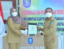 Bupati Bangka, Terima Sertifikat Dari BPN Atas Lahan Pemkab Bangka