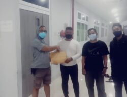 Warga Perumahan Dealova Bahagia Santuni Purnawirawan Polri Korban Ledakan Gas Melon   