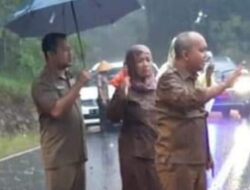 Dapat Kabar Pohon Tumbang Menimpa SDN 64, Molen Langsung Turun ke Lokasi Rela Basah Kuyup