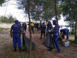 Satpolairud Polres Bangka Bersama PT. Timah, Adakan Baksos Bersih Pantai