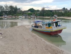 Kondisi Air Makin Surut, Perahu Nelayan Kandas Hingga Kini