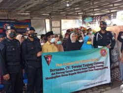 Sat Brimob Polda Babel dan CV.Teratai Bagikan Beras Kepada Warga Desa Tanjung Gunung