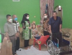 Bupati Bangka Serahkan Bantuan Kursi Roda, Uang Tunai Program Serbu