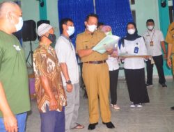 Bupati Beltim Bagikan 45 Sertifikat PTSL di Tiga Desa Kecamatan Manggar 