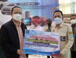 Bupati Bateng Bersama Kepala Bank Sumsel Babel Berikan Kartu ATM Bagi Pegawai Kontrak