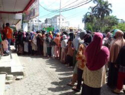 Minyak Goreng Langka di Pasaran, Warga Sungailiat Rela Antri