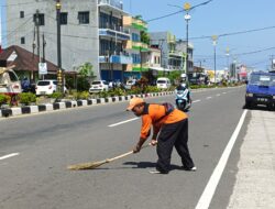 Pasukan Orange DLH Lakukan Pembersihan Batu Kecil Split di Aspal Jalan Sudirman
