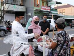 Gubernur Ngabuburit di Kampung Ramadan, Order Takjil dan Traktir Warga