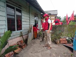 DPC PDI-P Pangkalpinang Bersama Rudi Center Laksanakan Kegiatan Bedah Rumah Warga Kurang Mampu