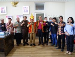 Terima Kunjungan HIMNI, Molen Kenakan Baju Adat Nias 