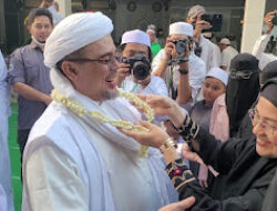 Tiba di Petamburan, Habib Rizieq Shihab Disambut Keluarga