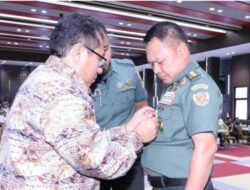Ketum SMSI Firdaus Sematkan PIN Emas SMSI Kepada Jenderal Dudung Abdurachman