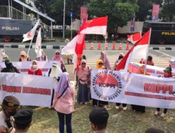 Puluhan Emak – emak Geruduk KPK