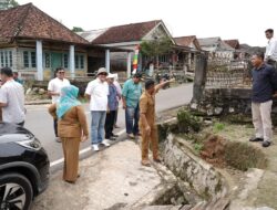 Plt Ketua DPRD Adet Mastur Bersama Komisi III Tinjau Jalan Desa Delas