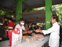 Presiden Jokowi Bagikan Bansos di Pasar Muntok