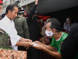 Masyarakat Toboali Terima Bansos dari Jokowi