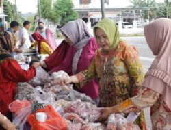 Sekda Pangkalpinang Traktir Warga yang Mengunjungi Pasar Murah di Taman Dealova