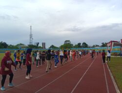 Walikota Bersama Kepala OPD Serta Pejabat Di Lingkungan Pemerintah Kota Pangkalpinang Satu Tim Tanding Bola, Menang Telak