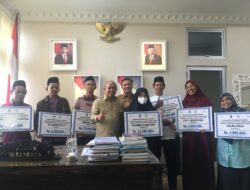 Molen Serahkan Bonus Atas Prestasi Juara MTQH/STQH Tingkat Provinsi Bangka Belitung