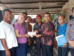 Wakil Bupati Bangka Berikan Bantuan “Serbu” Berupa Uang Kepada Warga Kurang Mampu