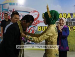 Tiba di Kendari, PJ Gub Suganda Dikalungi Kain Tenun Khas Sultra