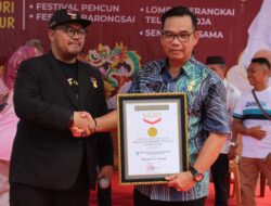 Pecahkan Rekor Muri, 3.500 Butir Telur Berdiri di Pantai Pasir Padi