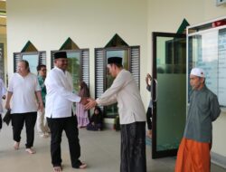 Pj Gubernur Babel Serahkan Santunan kepada 20 Anak Yatim di Masjid Raya Tua Tunu