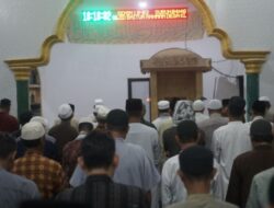 Safari Ramadan di Masjid Baiturrahman Kurau Timur, Algafry Serahkan Jam Digital dan Santunan Kepada Anak Yatim