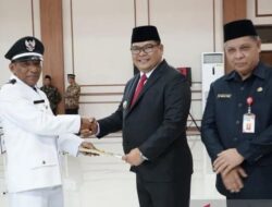 Pj Bupati Bangka Serahkan SK Perpanjangan Masa Kerja Kepala Desa dan BPD