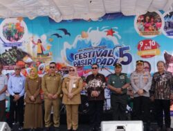 Ratusan Pengunjung Padati Puncak Festival Pasir Padi