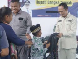 Bupati Bangka Tengah Beri Perlengkapan Sekolah Gratis ke 180 Pelajar di Lubuk Besar