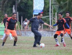 Algafry Buka Turnamen Sepak Bola di Desa Perlang