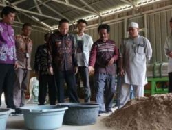 Bupati Algafry Rahman Serahkan Bantuan untuk Pembudidaya Ikan di Simpang Katis
