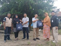 Peduli Warga Terdampak Banjir di Desa Belo Laut, PT Timah Serahkan Paket Sembako   