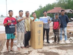 PT Timah Berikan Bantuan Bagi Kelompok Nelayan Sanggedu Desa Beruas 