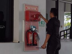 PT Timah Perkuat Keselamatan Kerja dengan Pemasangan Rambu di Area Operasional