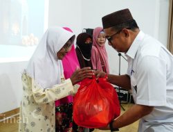 PT Timah Tbk dan IIKT Sungailiat Bagikan Ratusan Paket Sembako di Bulan Ramadan   