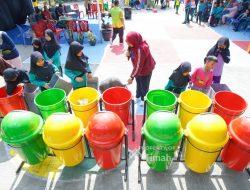 Dukung Edukasi Lingkungan, PT Timah Serahkan Tong Sampah dan Bibit Hidroponik ke SDN 1 Pemali