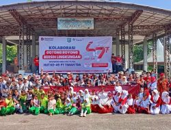 PT Timah Kolaborasi Bersihkan Pantai Nyiur Melambai Jelang HUT ke-49