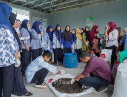 Ibu-Ibu Parit Pekir Antusias Belajar Olah Sampah Jadi Kompos Bersama PT Timah Tbk