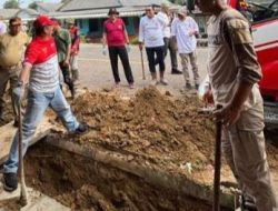 Pemkab Bateng dan BPJN Babel Gotong Royong Bersihkan Drainase di Belilik
