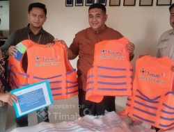Dukung Keselamatan Nelayan, PT TIMAH Tbk Bagikan Life Jacket di Karimun