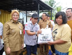 Peduli Korban Banjir Rob, PT TIMAH Tbk Distribusikan Sembako untuk Warga Opas Indah