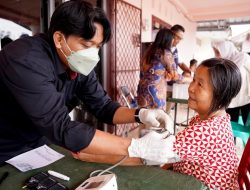 Mobil Sehat PT TIMAH Diserbu Warga Merawang, Hujan Tak Surutkan Antusiasme