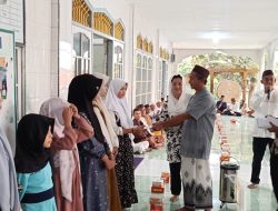 Rina Tarol Buka Puasa Bersama Anak Yatim di Masjid Nurul Huda Jeriji