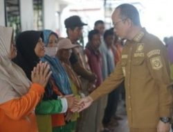 Pemkab Bangka Tengah Salurkan 150 Paket Lebaran untuk Petugas Kebersihan