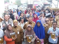 Saparudin Tinjau Penyaluran Bantuan Beras dan Minyak Goreng untuk Ratusan Warga Opas Indah   